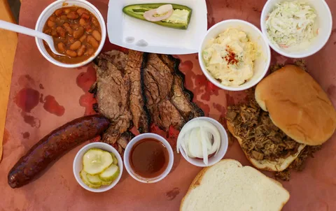 Differences Between BBQ Food Trucks and Traditional BBQ Restaurants